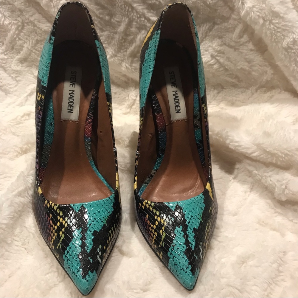 Steve Madden snake print pump